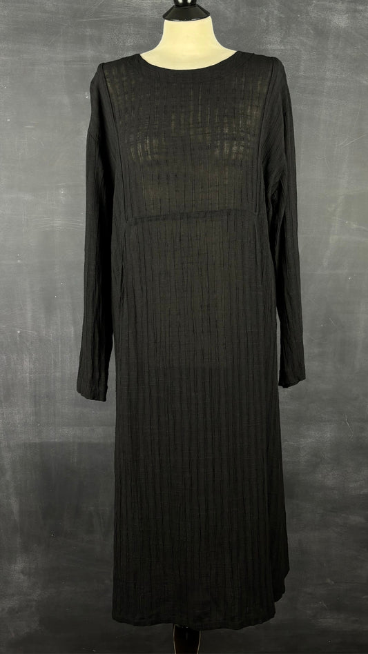 Robe longue noire texturée en mélange de lin Kaliyana, taille m/l. Vue de face.
