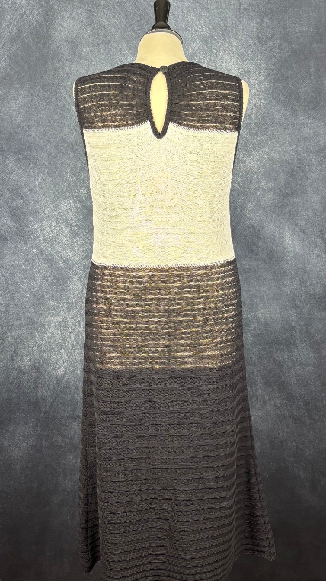 Robe en maille fine ajourée noir et crème en mélange de lin Sarah Pacini, taille unique. Vue de dos.