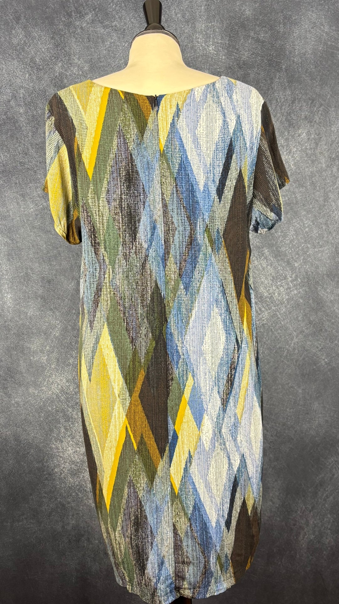 Robe fluide et douce à manches courtes et à motifs colorés automnaux La Fée Maraboutée, taille 44 (env. large). Vue de dos.