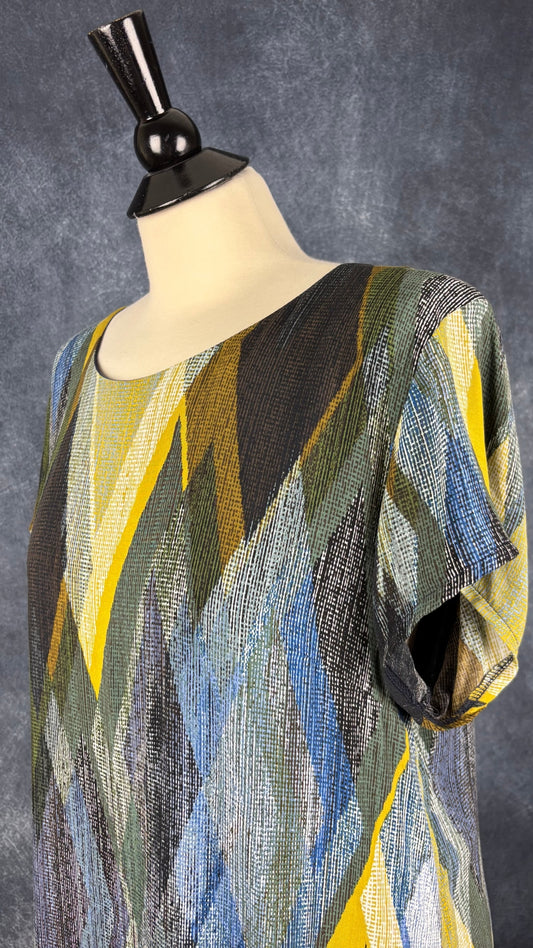 Robe fluide et douce à manches courtes et à motifs colorés automnaux La Fée Maraboutée, taille 44 (env. large). Vue de l'encolure.