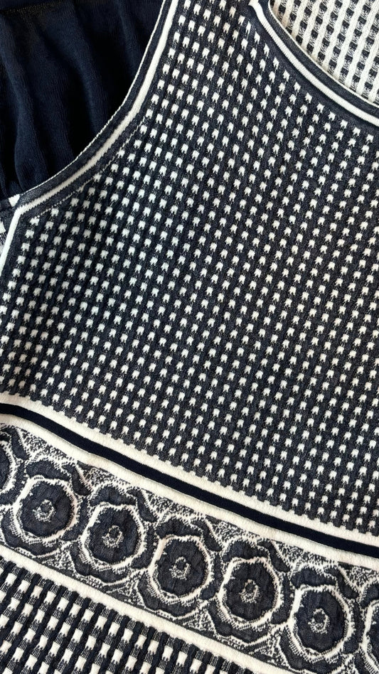 Robe marine et blanche texturée florale D.Exterior, taille small. Vue de près du tissu.