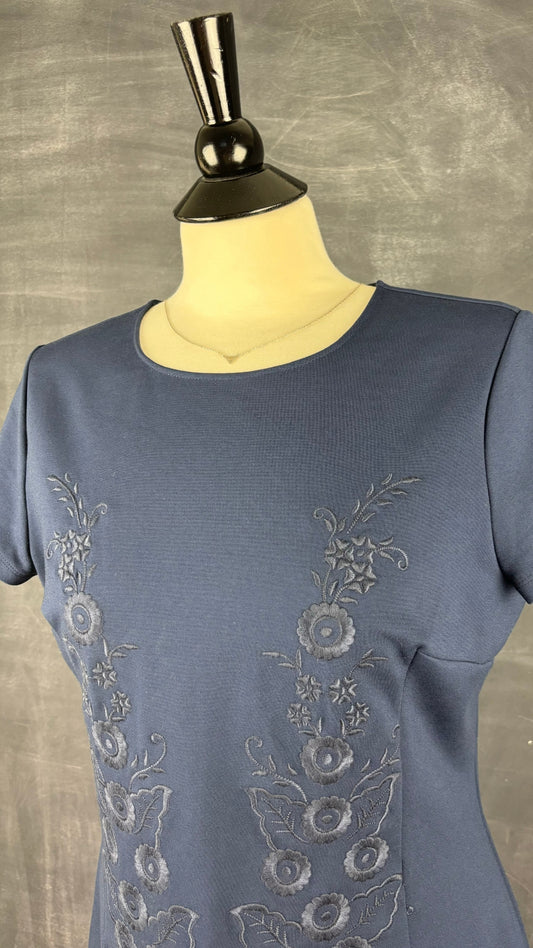 Robe marine à broderies florales Brooks Brothers, taille 12 petite. Vue de l'encolure.