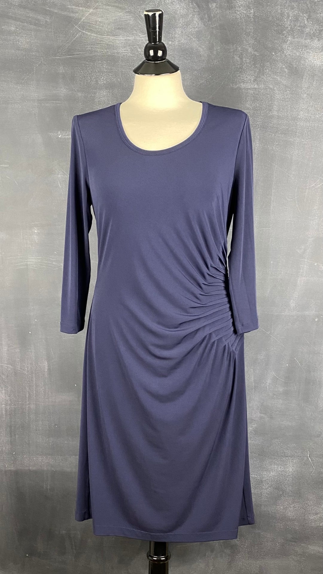 Robe marine au plissé magnifique Calvin Klein, taille 12 (plus 8-10). Vue de face.