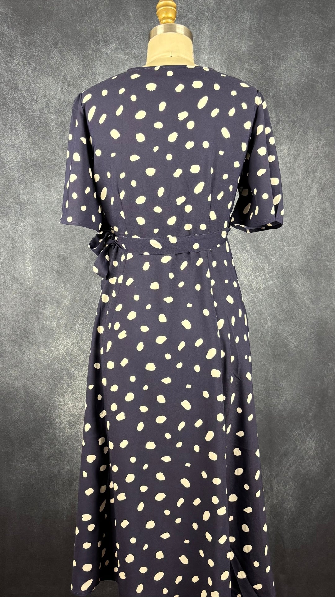 Robe neuve marine portefeuille à pois Womance, taille xs. Vue de dos.