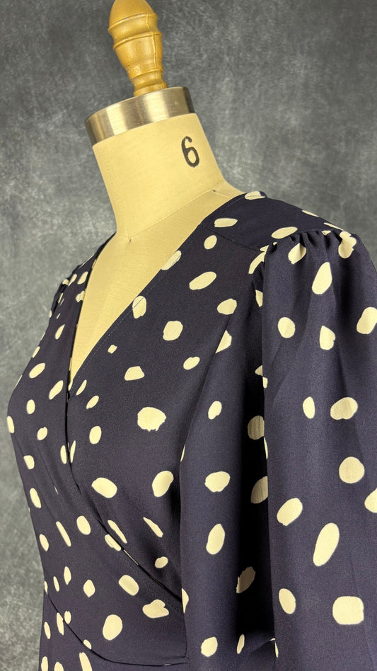Robe neuve marine portefeuille à pois Womance, taille xs. Vue de l'encolure.