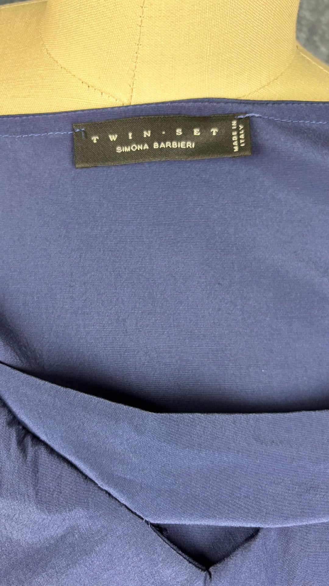 Robe marine en soie et dentelle Twin Set, taille medium qui peut faire small également. Vue de l'étiquette.