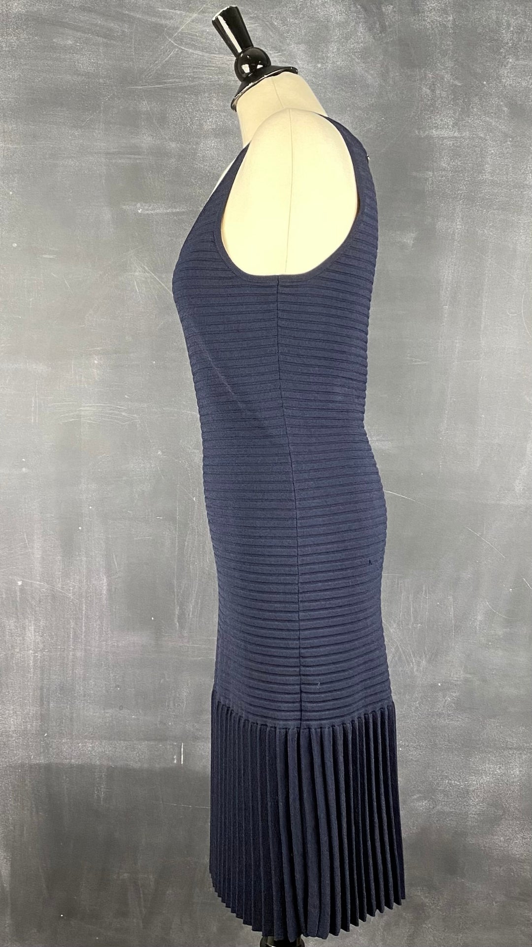 Robe marine en tricot à l'ourlet plissé Michael Kors, taille large. Vue de côté.