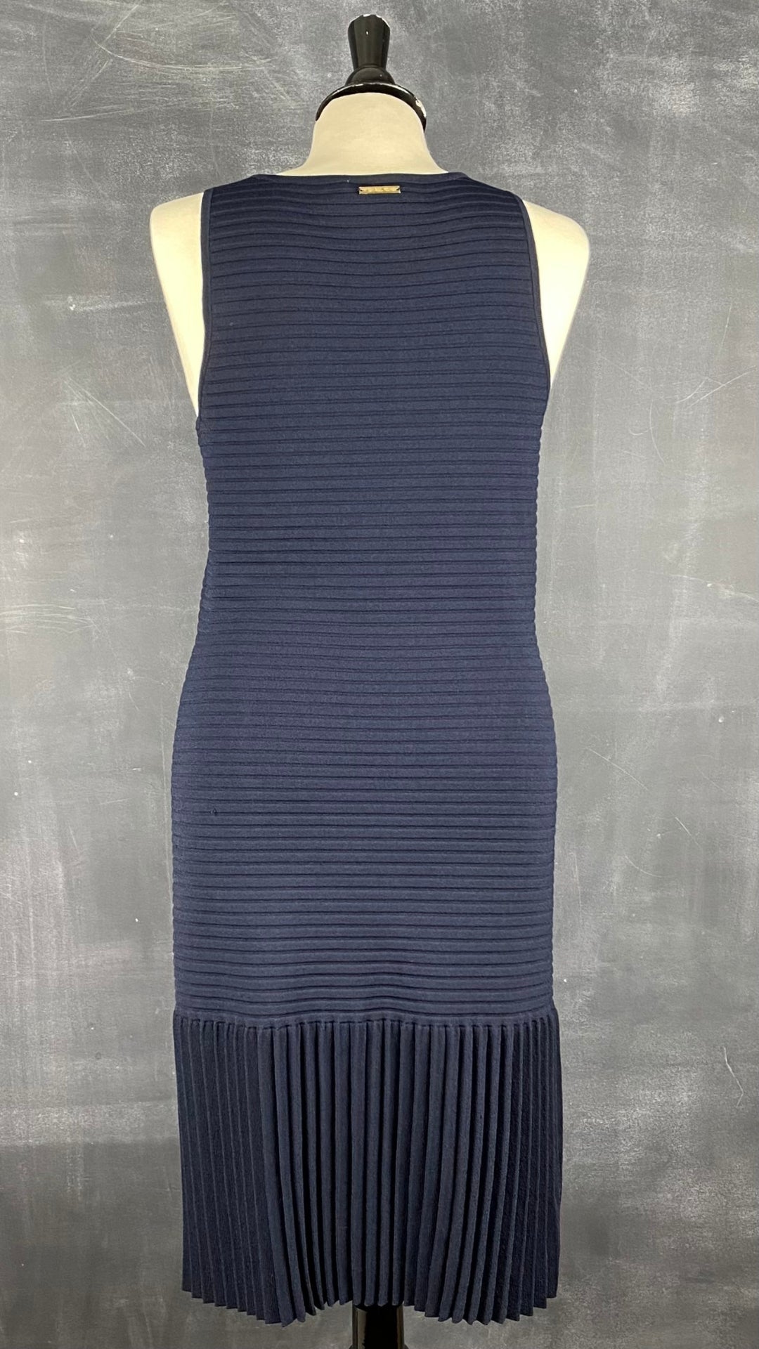 Robe marine en tricot à l'ourlet plissé Michael Kors, taille large. Vue de dos.