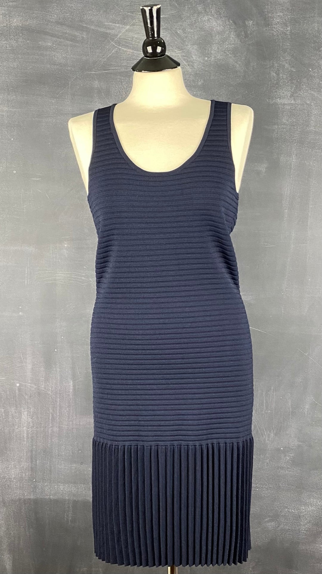 Robe marine en tricot à l'ourlet plissé Michael Kors, taille large. Vue de face.