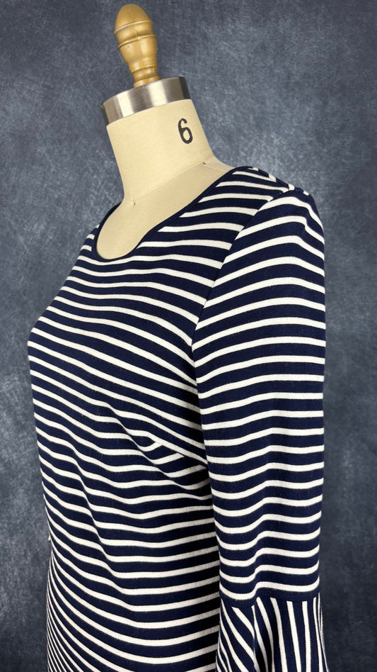 Robe marinière marine et blanc à manches évasées Olsen, taille small. Vue de l'encolure.