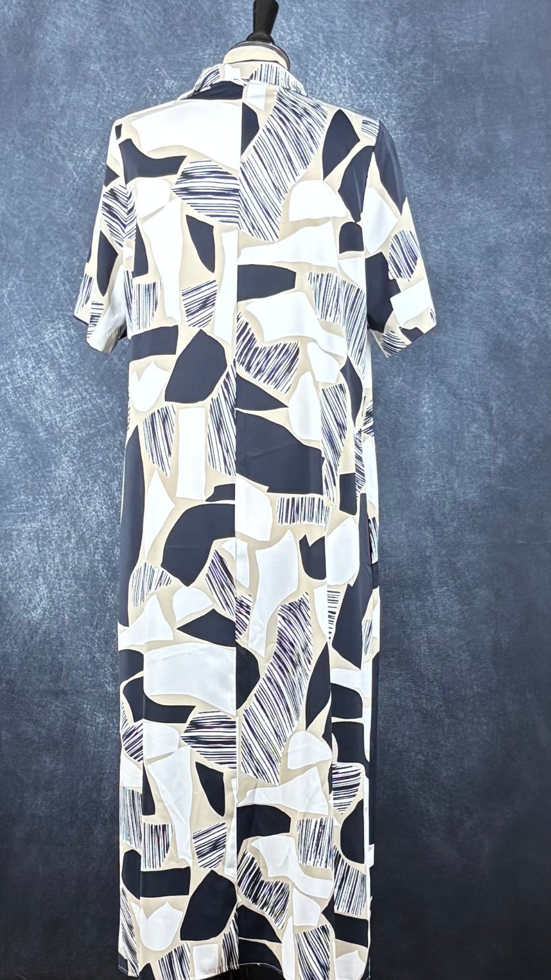 Robe fluide maxi à motifs géométriques avec poches Joseph Ribkoff, taille 12 (large). Vue de dos.