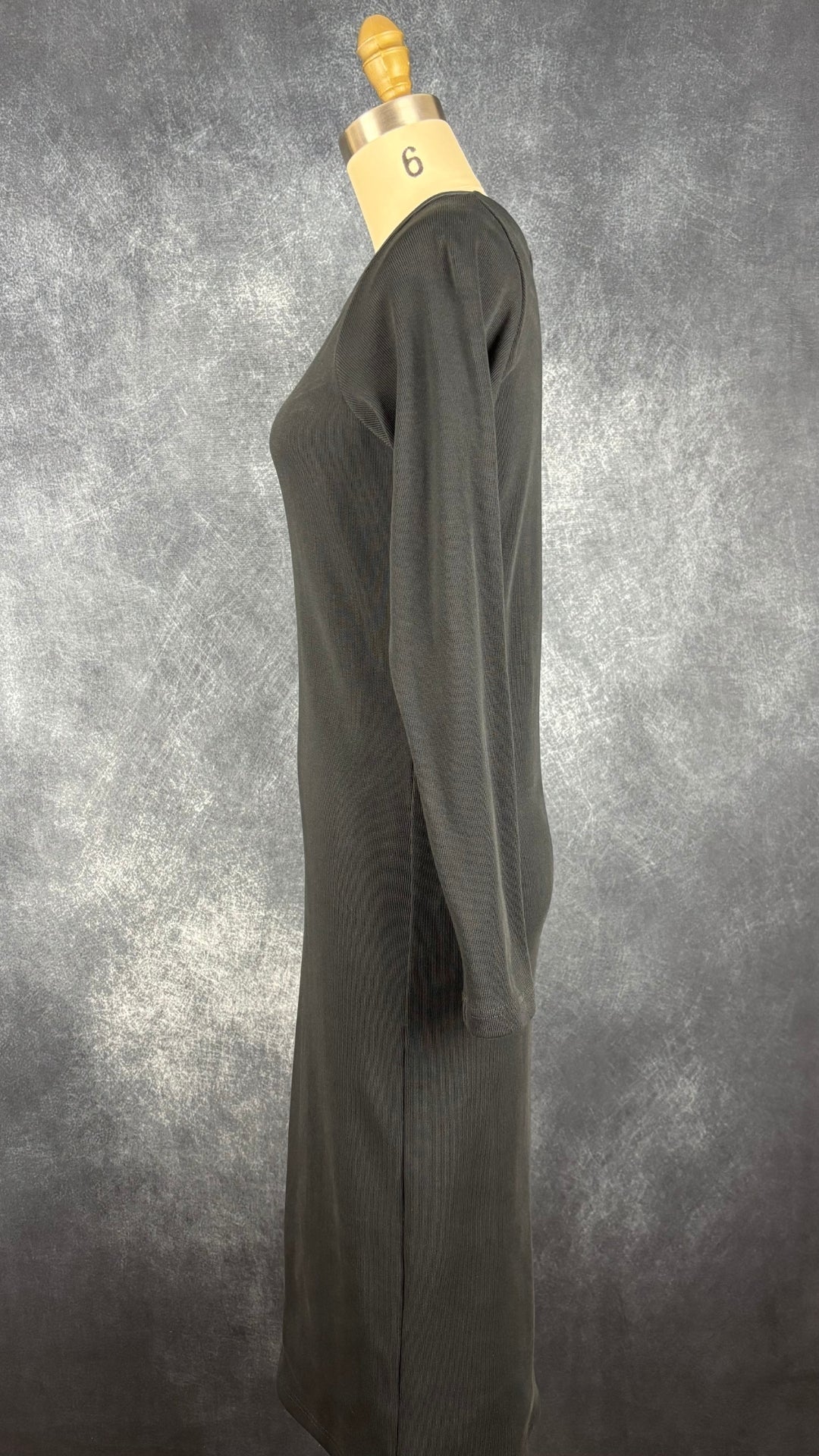 Robe midi finement côtelée bleu-noir Pillar, taille 4 (xs/s). Vue de côté.