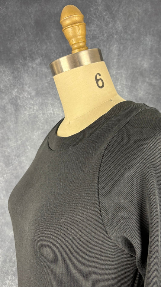 Robe midi finement côtelée bleu-noir Pillar, taille 4 (xs/s). Vue de l'encolure.