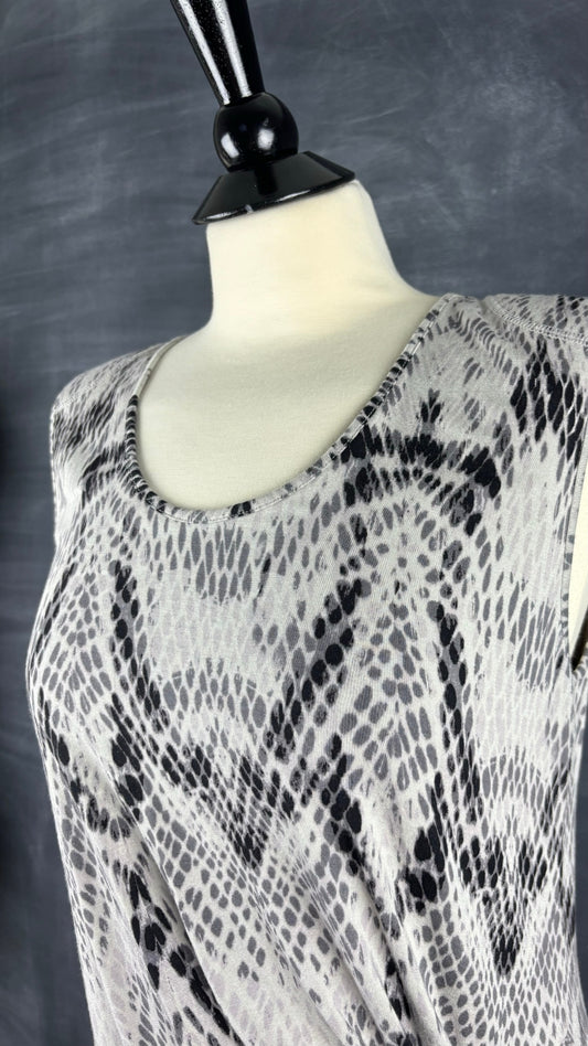 Robe à motif animalier plissée à la taille InWear, taille medium. Vue de l'encolure.