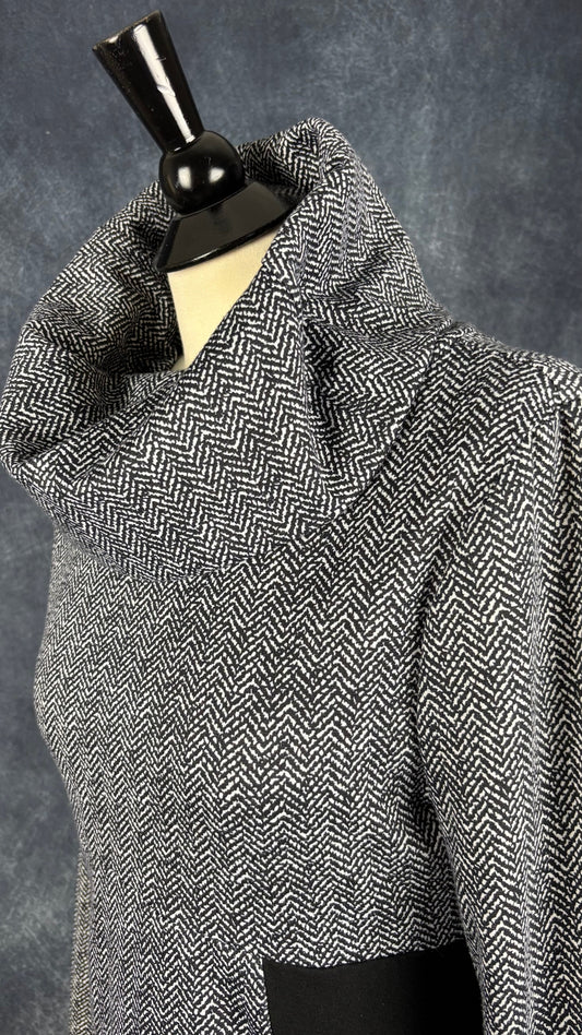 Robe à motifs abstraits et col baveux Dinh Bá, taille xl (l). Vue de l'encolure.