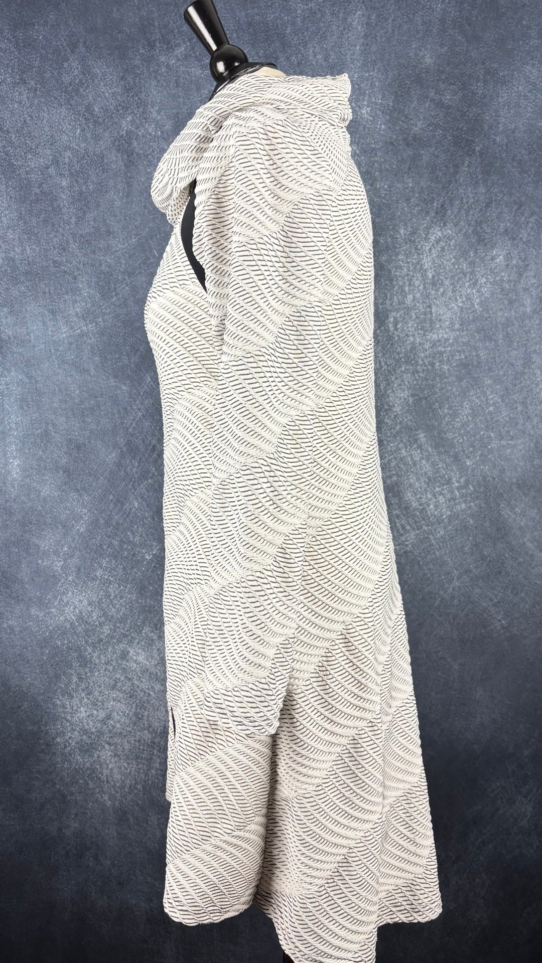 Robe à motifs abstraits et col baveux Dinh Ba taille large (plus medium). Vue de côté.