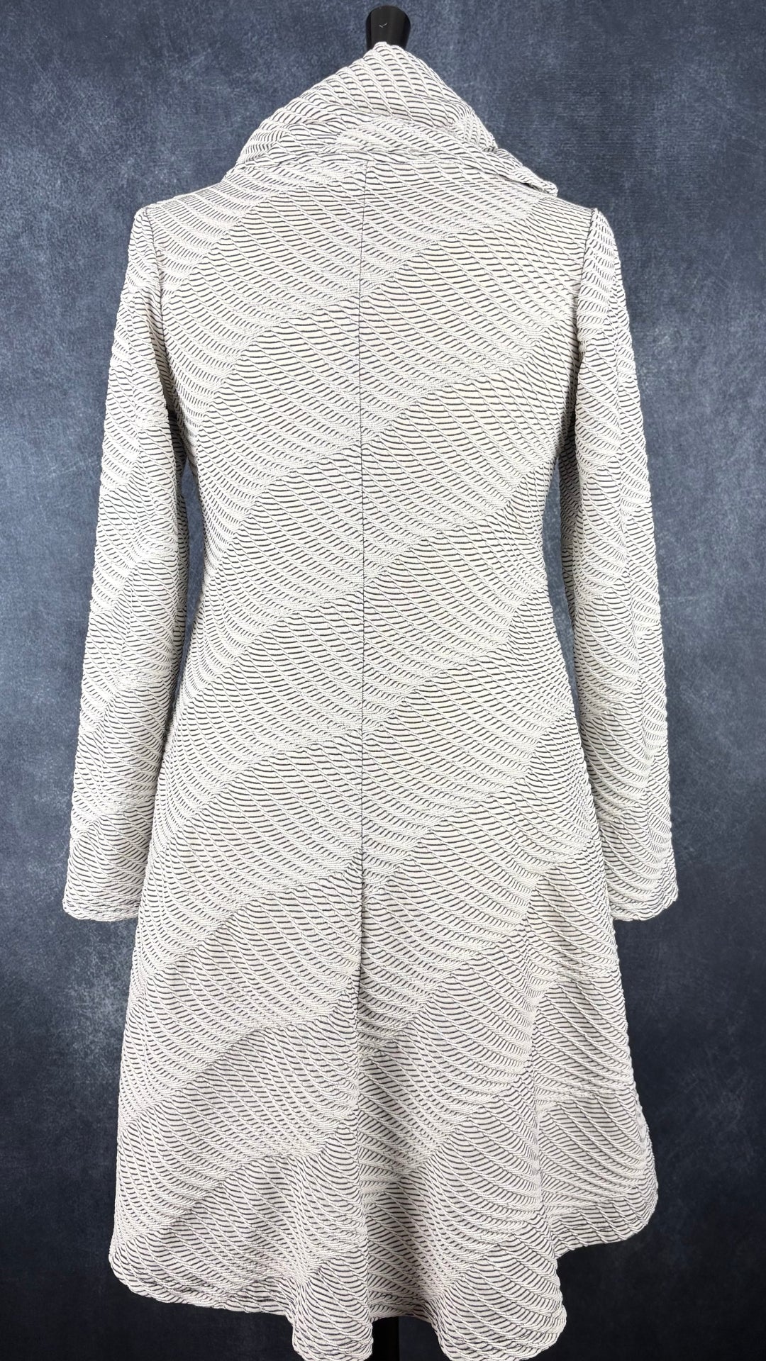 Robe à motifs abstraits et col baveux Dinh Ba taille large (plus medium). Vue de dos.