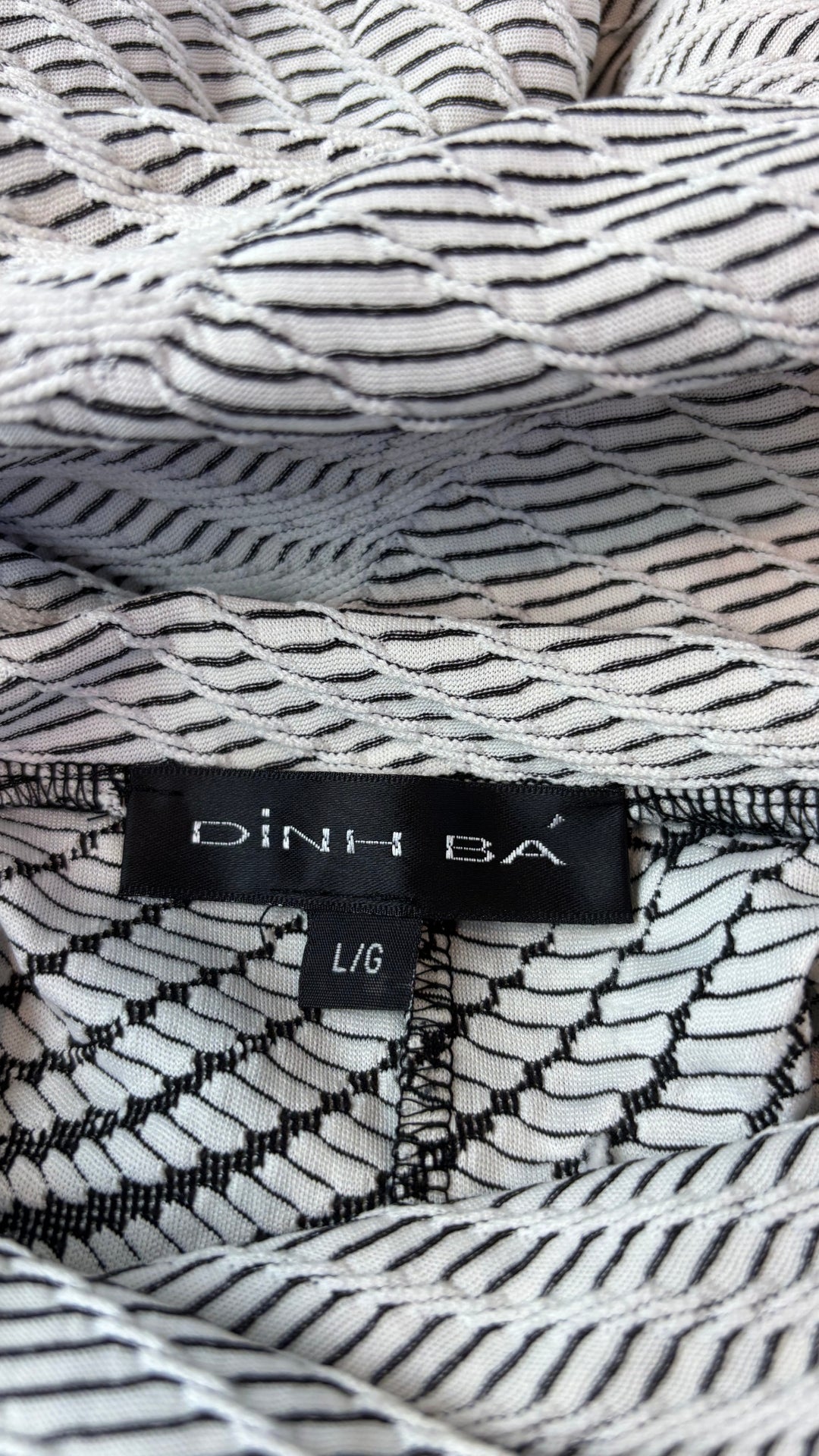 Robe à motifs abstraits et col baveux Dinh Ba taille large (plus medium). Vue de l'étiquette.