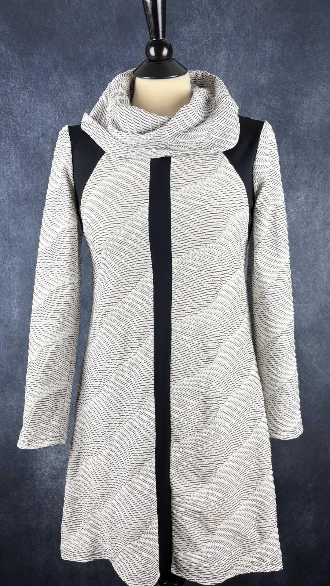 Robe à motifs abstraits et col baveux Dinh Ba taille large (plus medium). Vue de face.