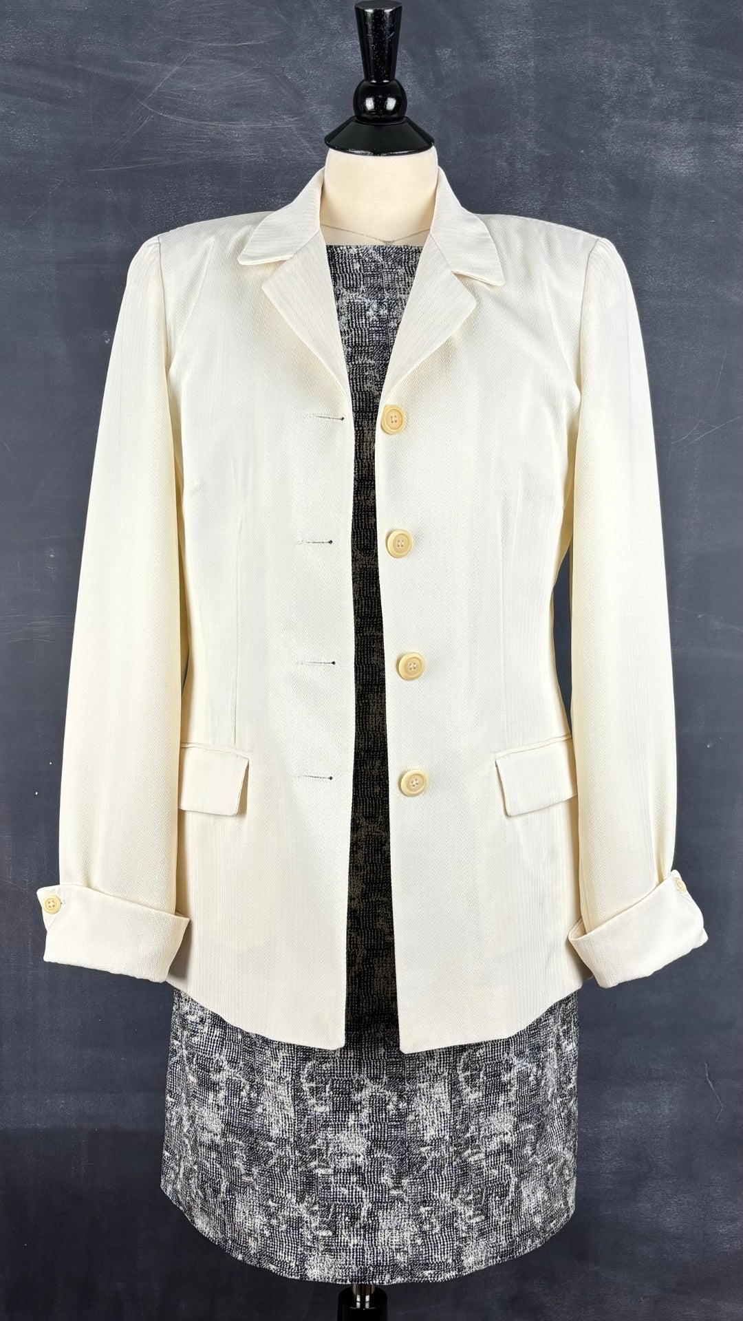 Robe motifs abstraits MM. Lafleur, taille 10. Vue de l'agencement avec le blazer estival crème.