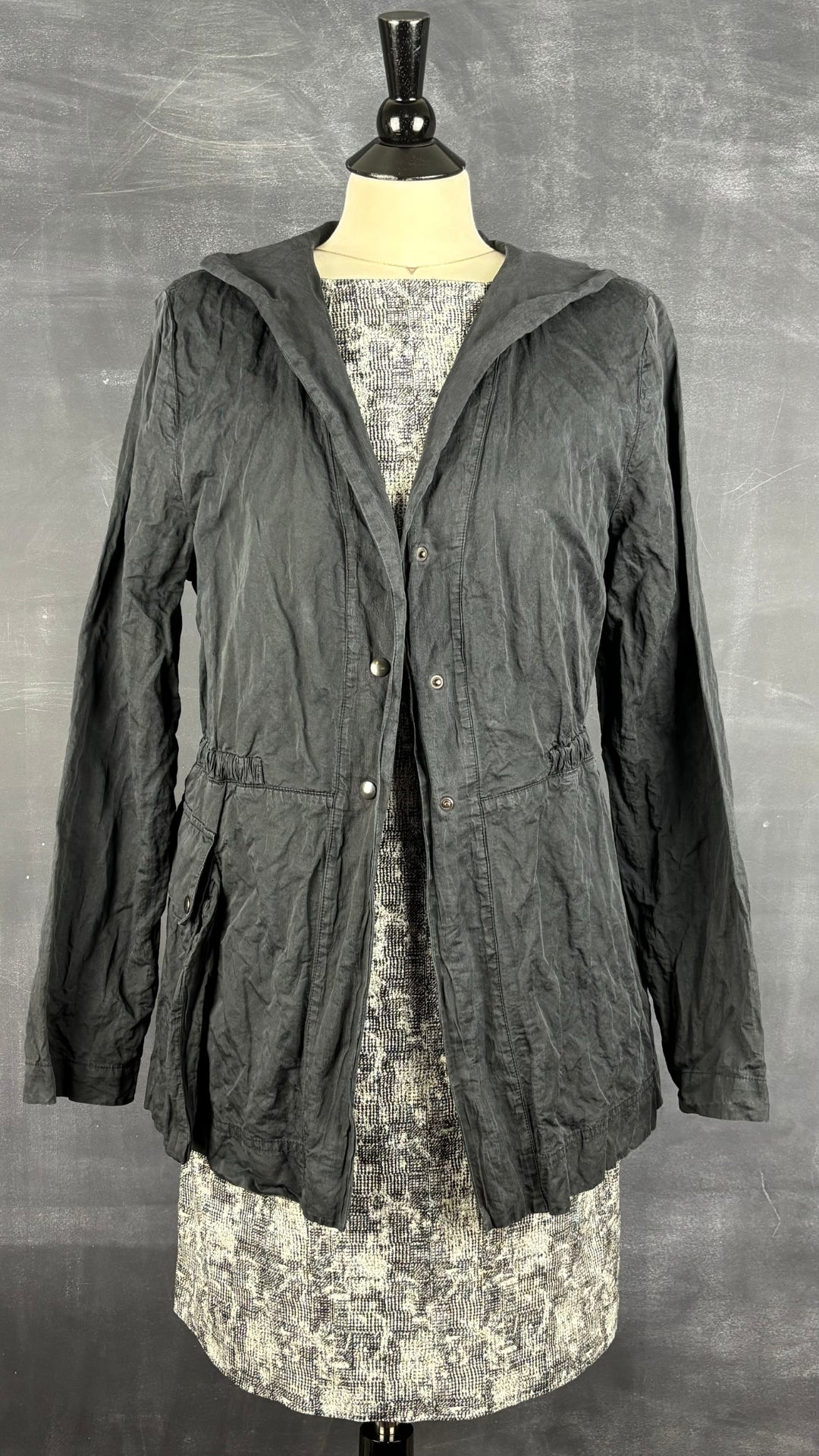 Robe motifs abstraits MM. Lafleur, taille 10. Vue de l'agencement avec la veste charcoal Sarah Pacini.