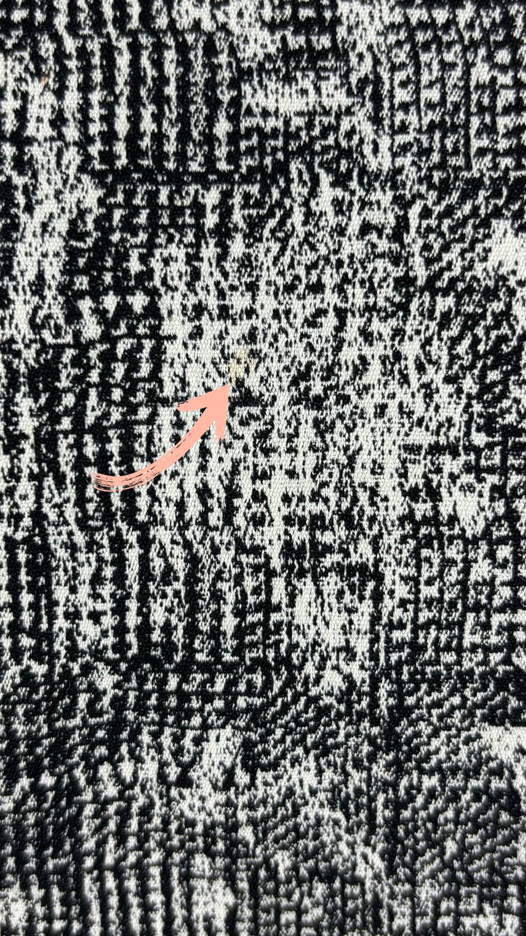Robe motifs abstraits MM. Lafleur, taille 10. Vue de près du tissu et de la mini tache au corsage.