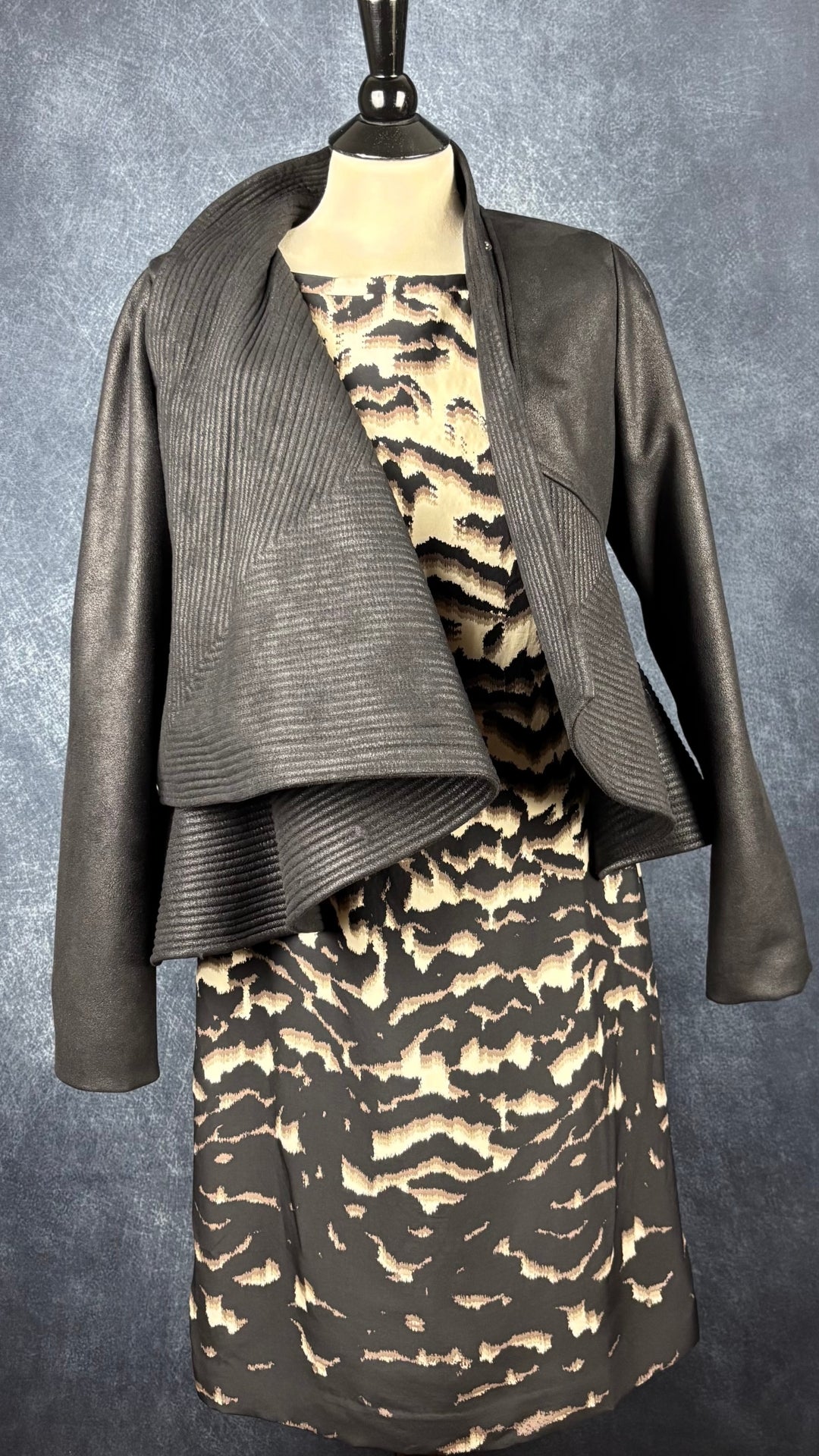 Robe à motifs abstraits en soie et laine Banana Republic, taille 8. Vue de l'agencement avec la veste asymétrique Tom Adrian.
