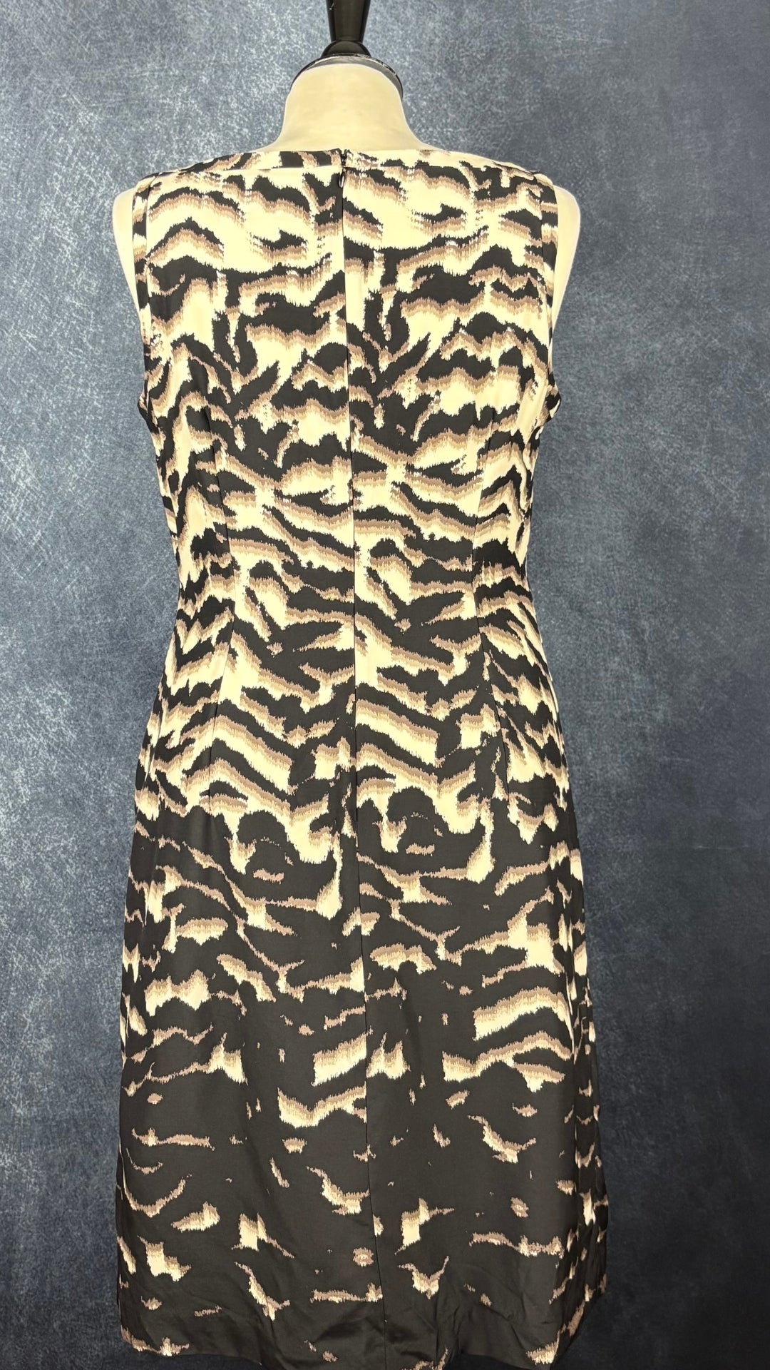 Robe à motifs abstraits en soie et laine Banana Republic, taille 8. Vue de dos.