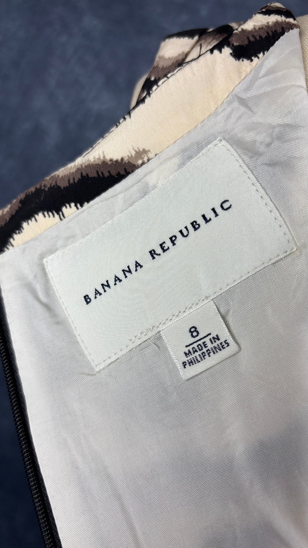 Robe à motifs abstraits en soie et laine Banana Republic, taille 8. Vue de l'étiquette.