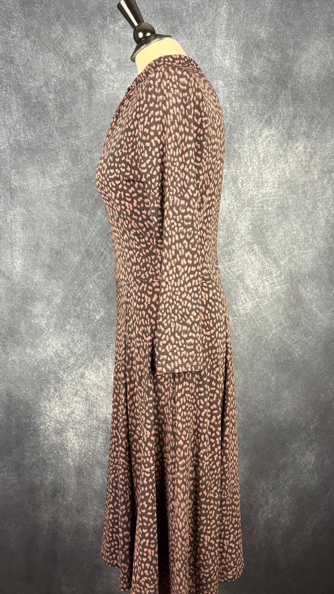 Robe à motifs animaliers discrets Michael Kors, taille medium. Vue de côté.
