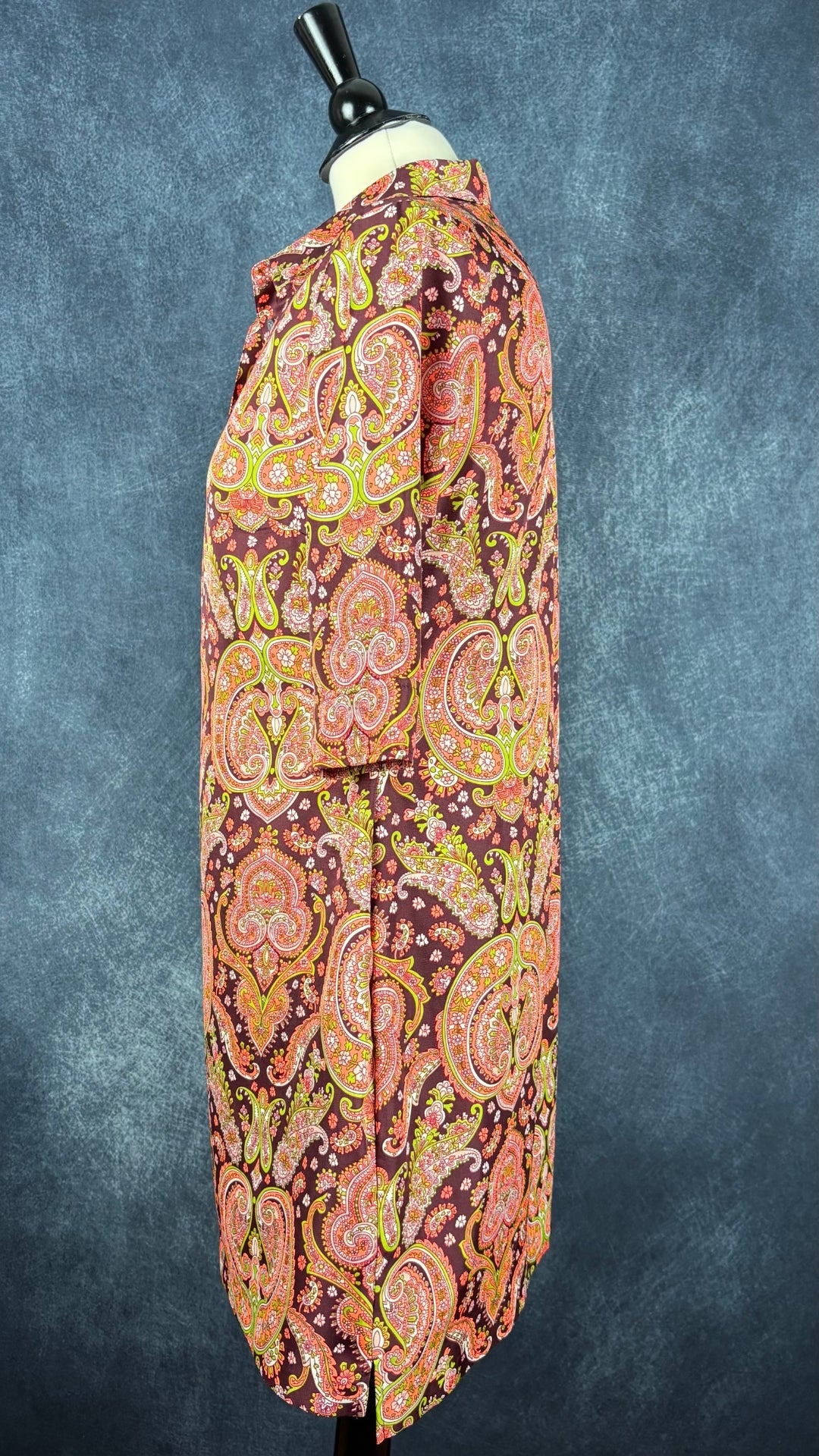 Robe à jolis motifs paisley colorés Banana Republic, taille 10 petite. Vue de côté.