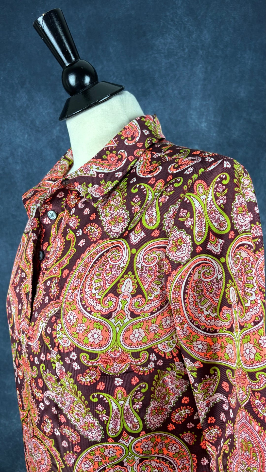 Robe à jolis motifs paisley colorés Banana Republic, taille 10 petite. Vue de l'encolure.