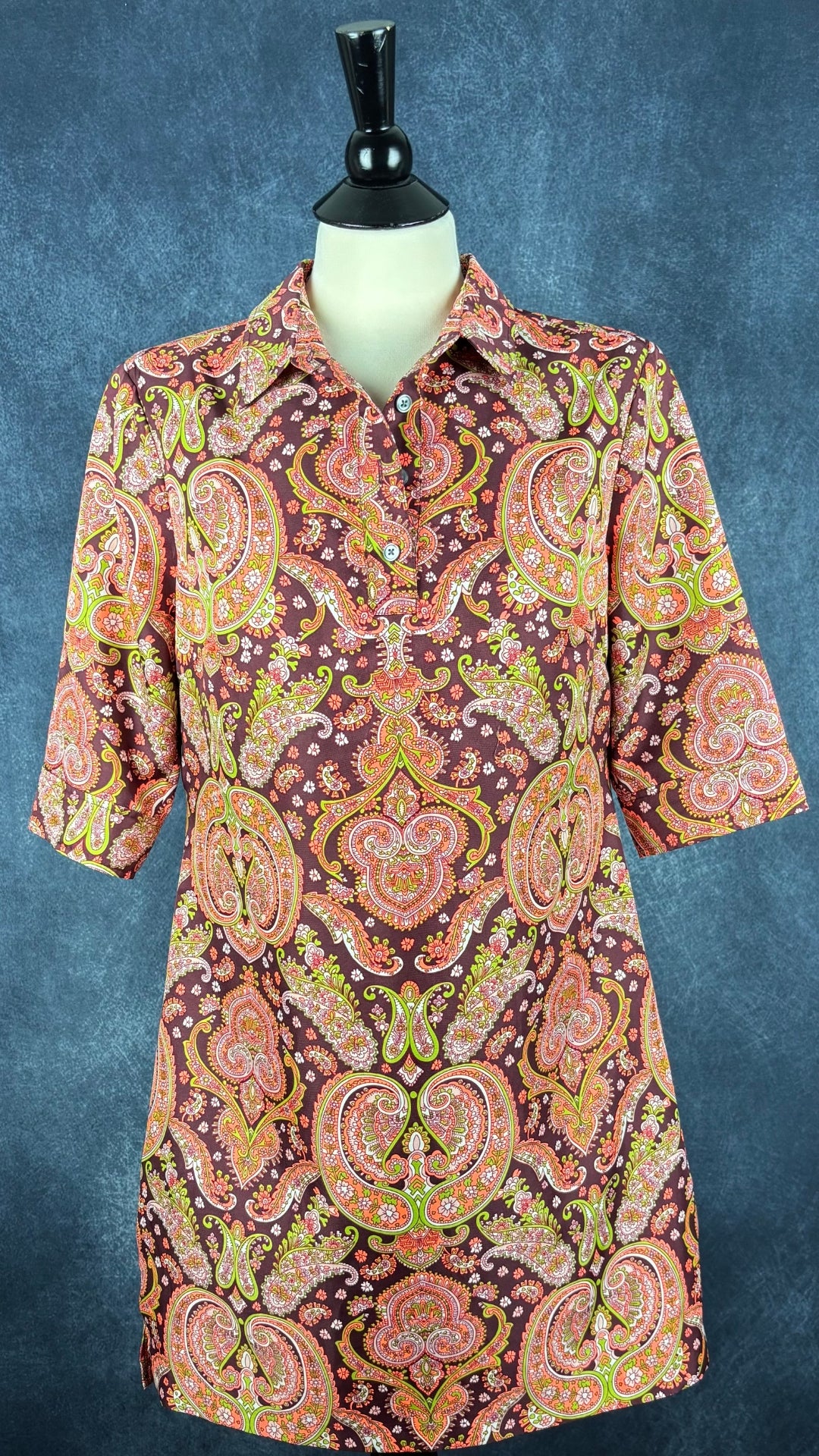 Robe à jolis motifs paisley colorés Banana Republic, taille 10 petite. Vue de face.