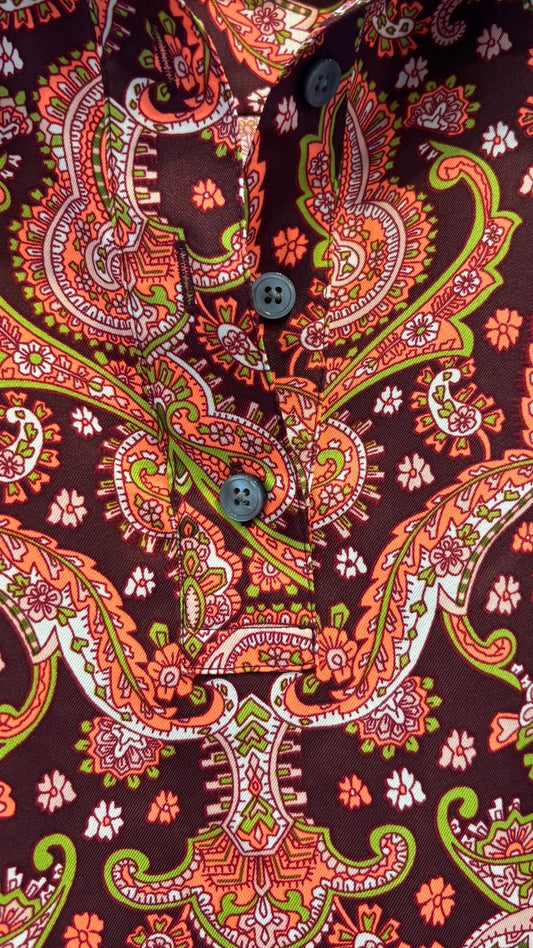 Robe à jolis motifs paisley colorés Banana Republic, taille 10 petite. Vue de près du tissu et de l'encolure.