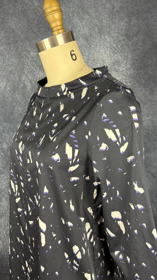 Robe à motifs en popeline de coton extensible Cos, taille 4. Vue de l'encolure.