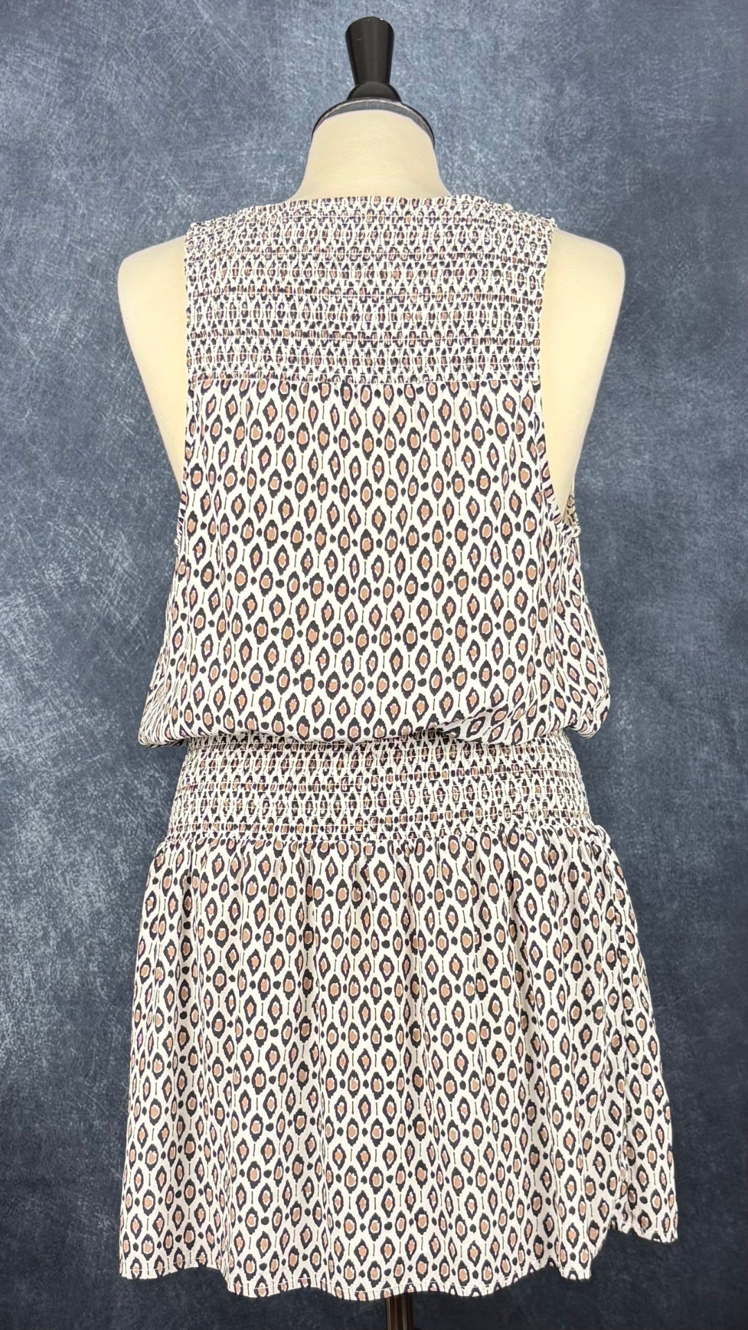 Robe en soie à petits motifs et taille large élastique, Joie, taille large. Vue de dos.
