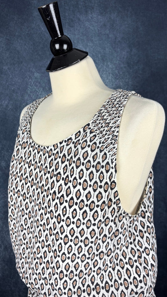 Robe en soie à petits motifs et taille large élastique, Joie, taille large. Vue de l'encolure.