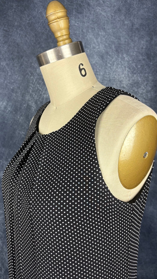Robe noire à pois et joli plissé à l'encolure Simons, importation d'Italie, taille xs. Vue de l'encolure.