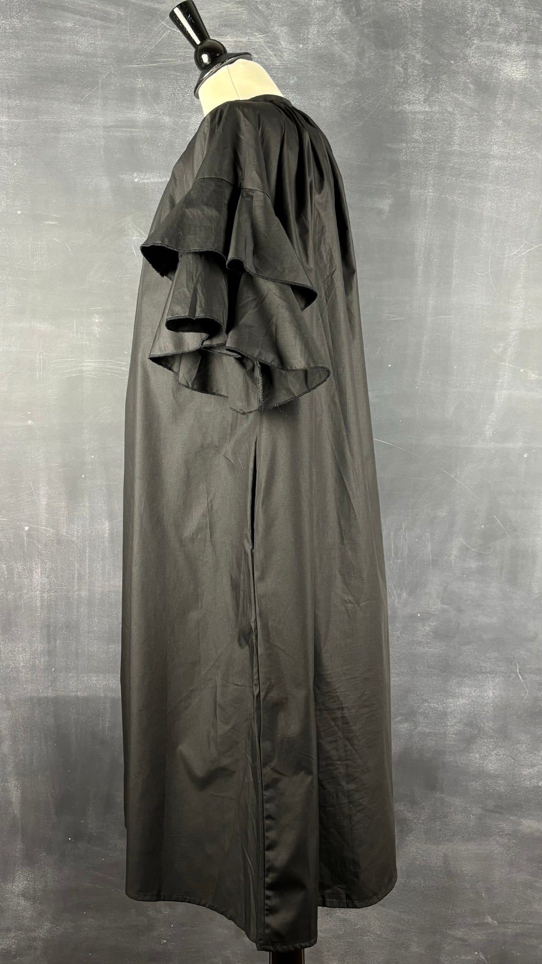 Robe noire ample manches à volants, taille one size. Vue de côté.