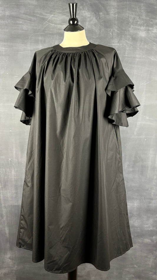 Robe noire ample manches à volants, taille one size. Vue de face.