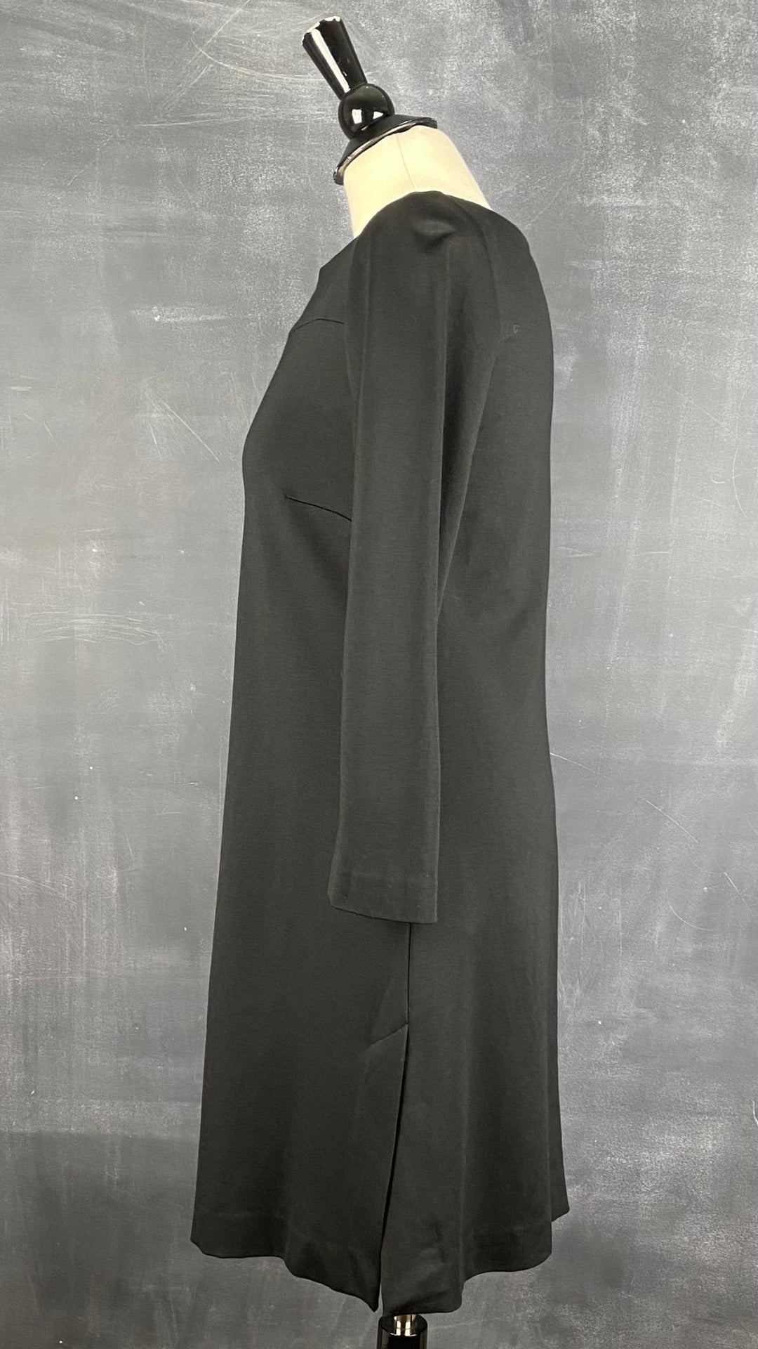 Robe noire classique encolure bateau Marc Cain, taille 38 (s/m). Vue de côté.
