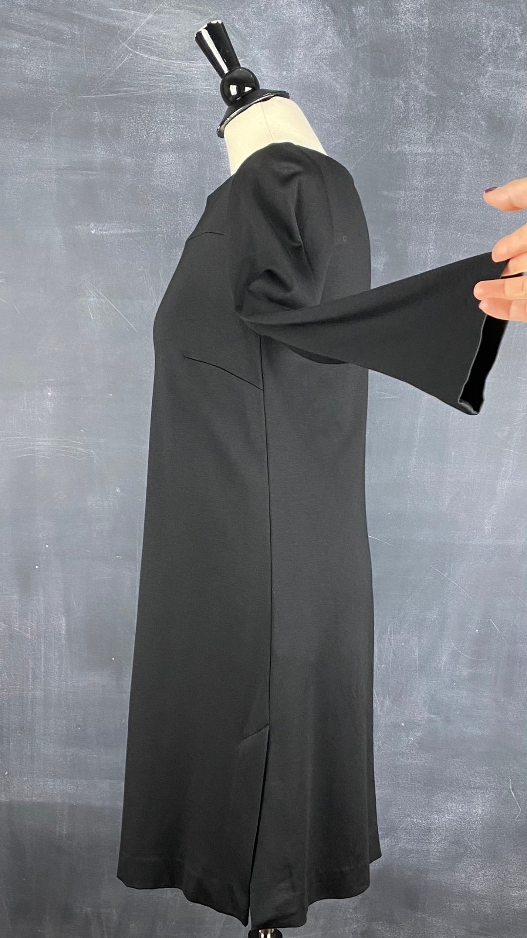 Robe noire classique encolure bateau Marc Cain, taille 38 (s/m). Vue de côté, manche relevée.