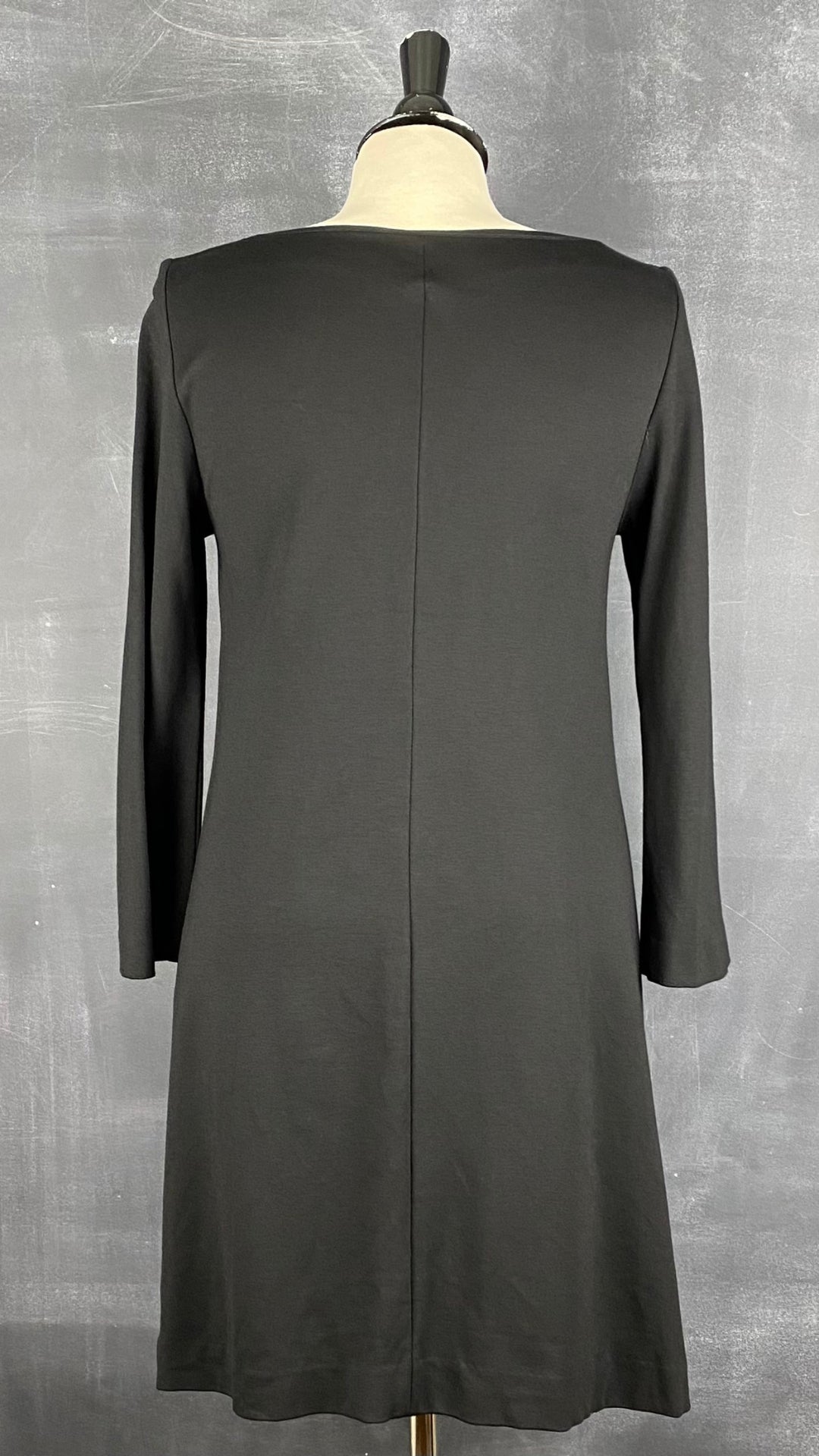 Robe noire classique encolure bateau Marc Cain, taille 38 (s/m). Vue de dos.