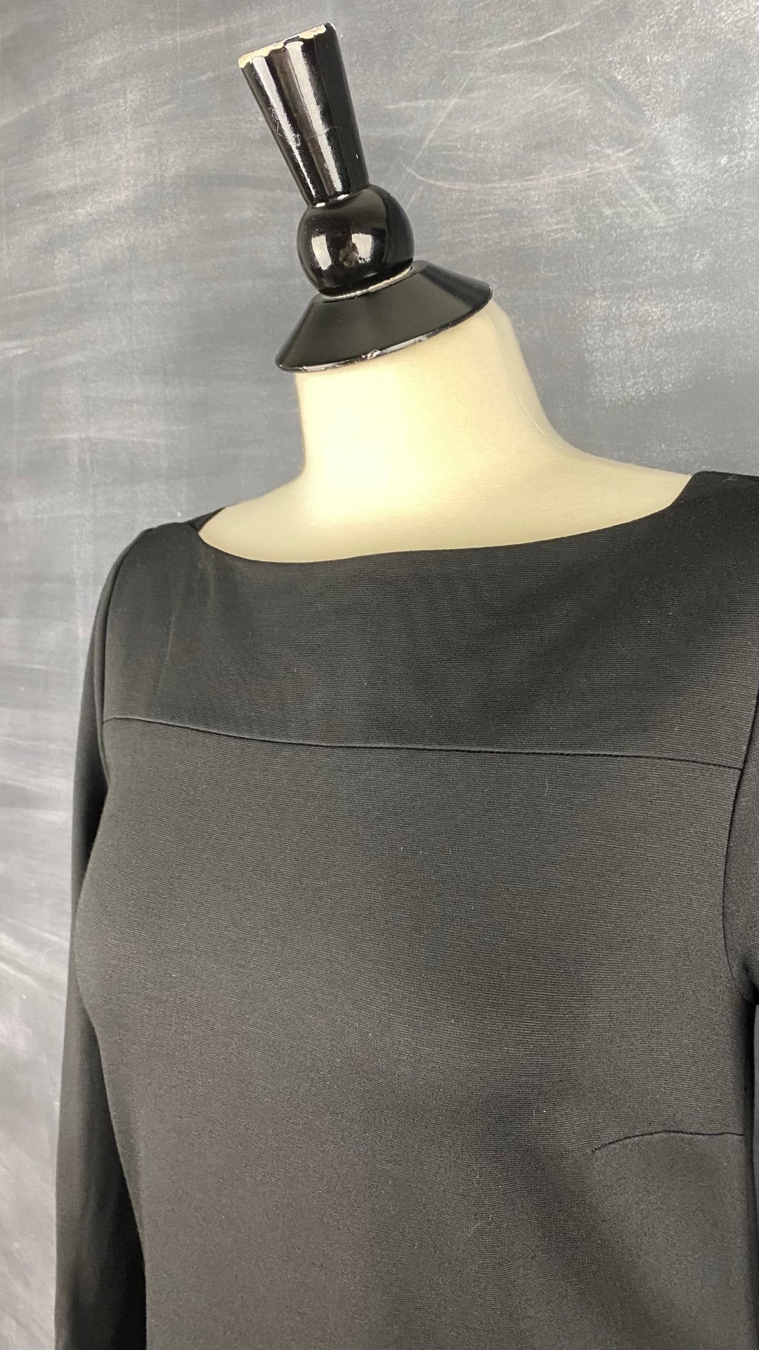 Robe noire classique encolure bateau Marc Cain, taille 38 (s/m). Vue de l'encolure.