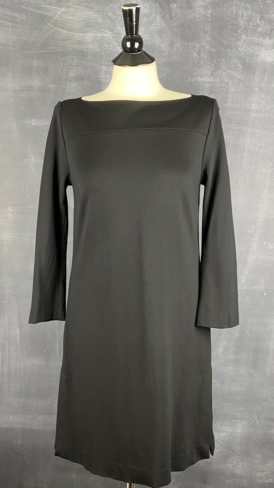Robe noire classique encolure bateau Marc Cain, taille 38 (s/m). Vue de face.