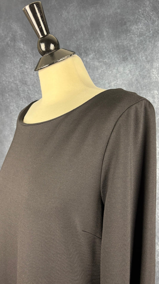 Robe noire classique à fermeture à glissière dorée au dos Banana Republic, taille 14. Vue de l'encolure.