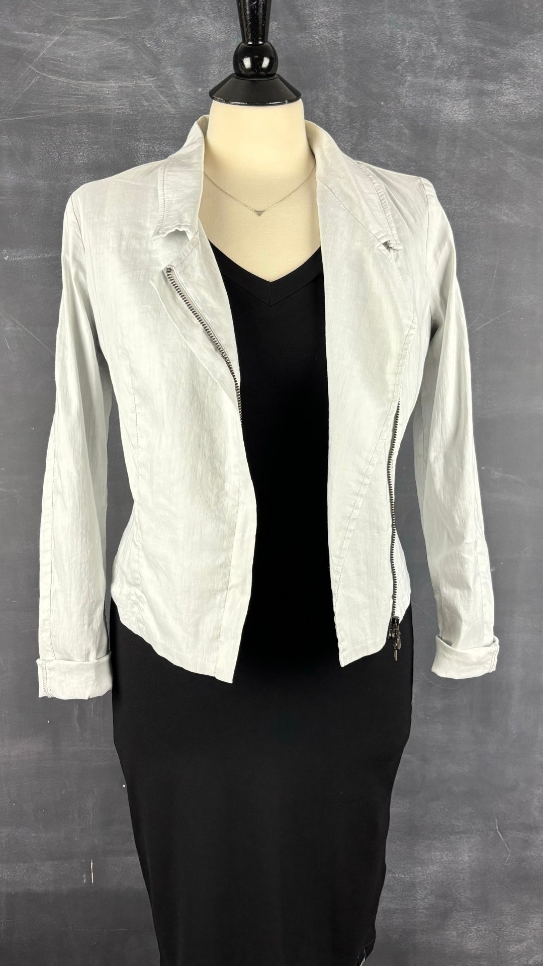 Robe noire classique neuve Joelle, taille small. Vue de l'agencement avec la veste style perfecto Sarah Pacini.