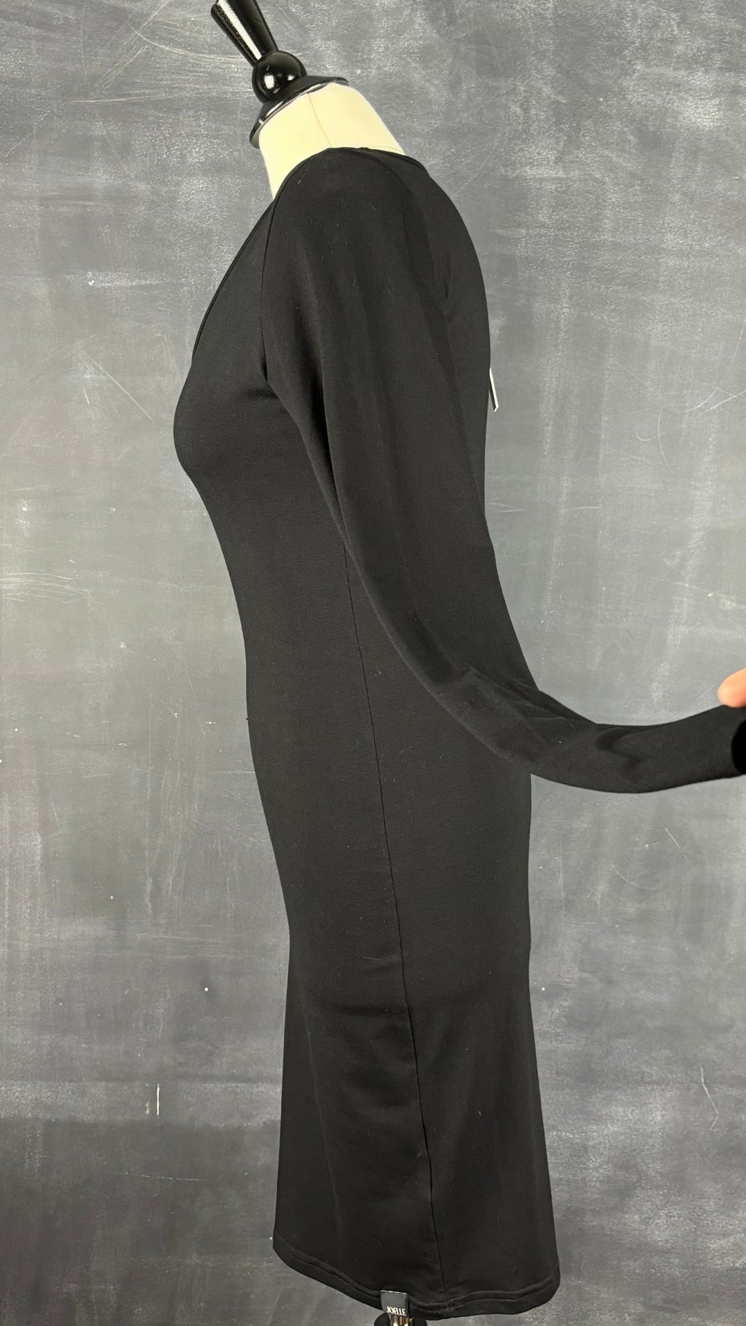 Robe noire classique neuve Joelle, taille small. Vue de côté.