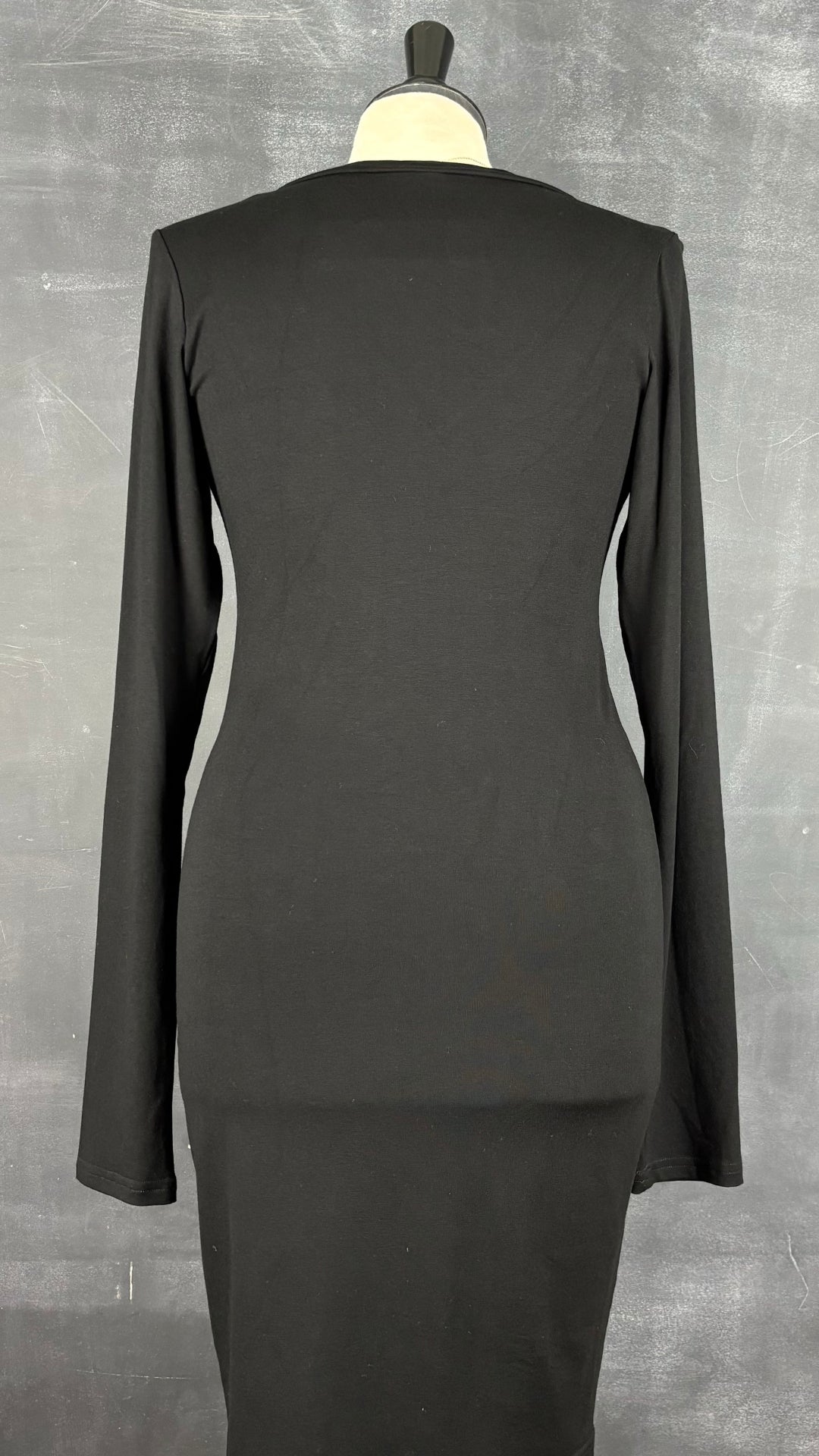 Robe noire classique neuve Joelle, taille small. Vue de dos.
