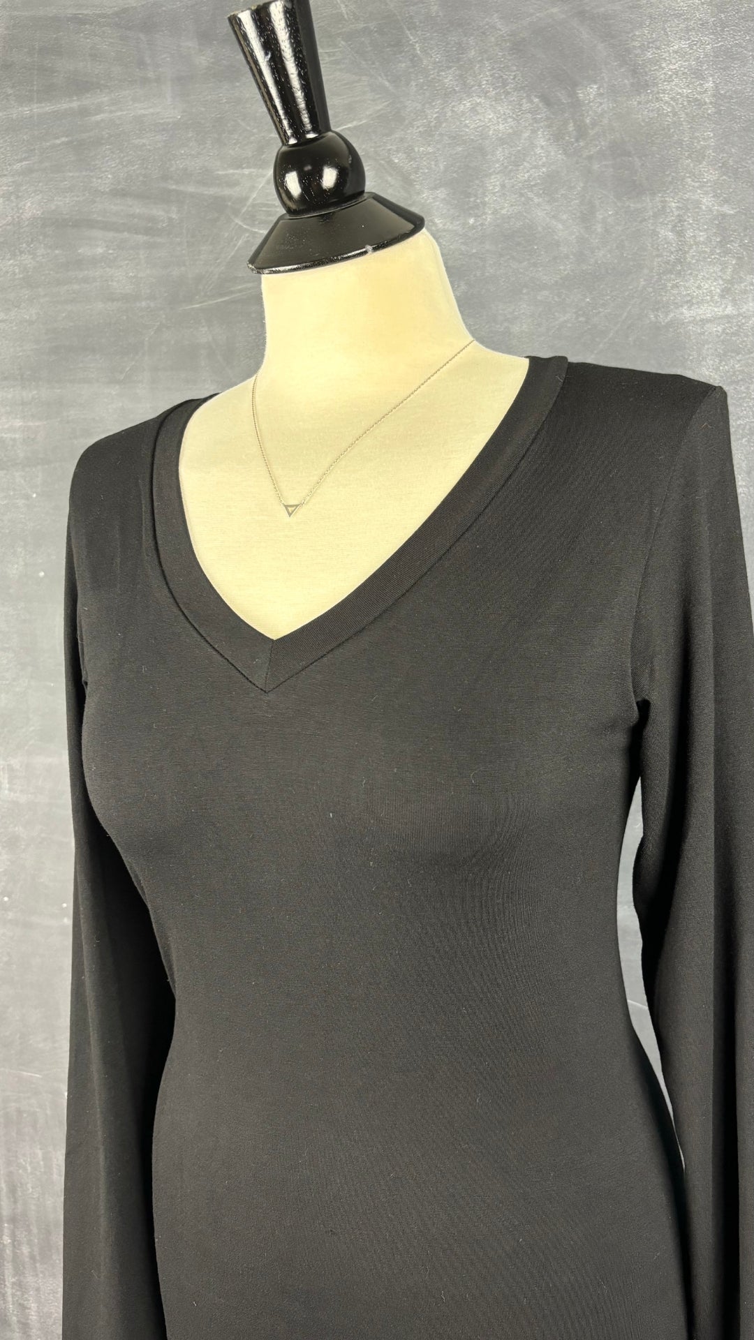 Robe noire classique neuve Joelle, taille small. Vue de l'encolure.